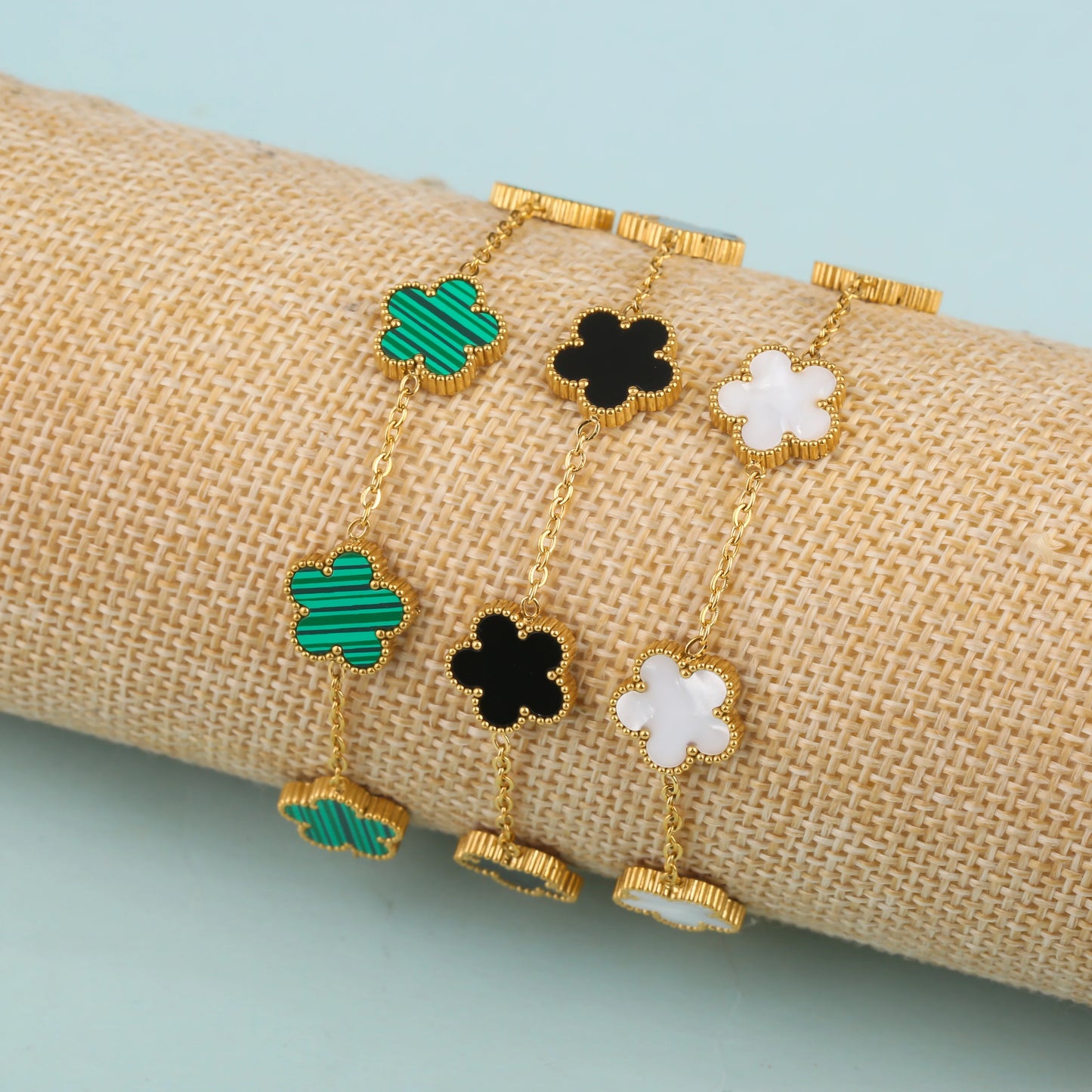 Gouden armband met bloemen
